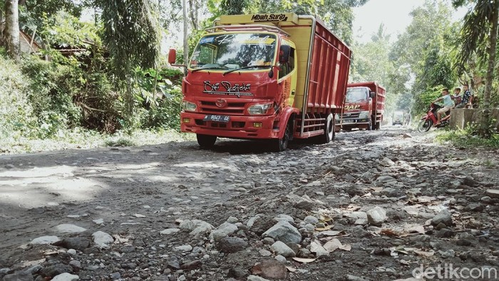 Truk angkutan pasir melintas di jalur evakuasi desa Tegalmulyo, Kecamatan Kemalang, Klaten