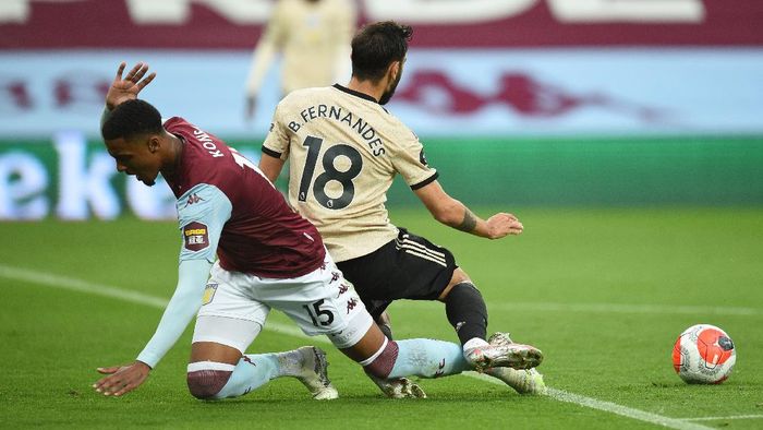 Villa vs MU BIRMINGHAM, ENGLAND - JULY 09: Bruno Fernandes of Manchester United is fouled by Ezri Konsa Ngoyo of Aston Villa and a penalty is awarded during the Premier League match between Aston Villa and Manchester United at Villa Park on July 09, 2020 in Birmingham, England. Football Stadiums around Europe remain empty due to the Coronavirus Pandemic as Government social distancing laws prohibit fans inside venues resulting in all fixtures being played behind closed doors. (Photo by Oli Scarff/Pool via Getty Images)