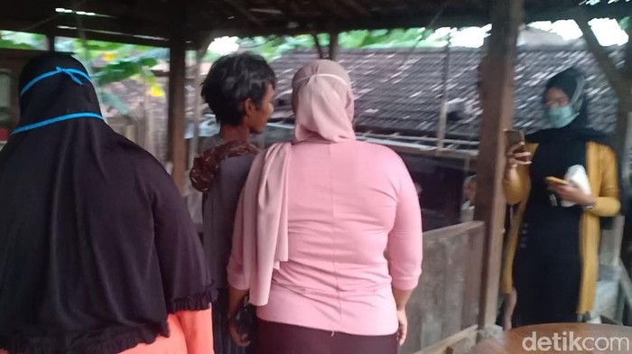 Giman (47) seketika menjadi sorotan dan banyak dikenal orang. Bak artis, ia kerap diajak foto bareng olah para pengunjung yang mendatangi rumahnya.