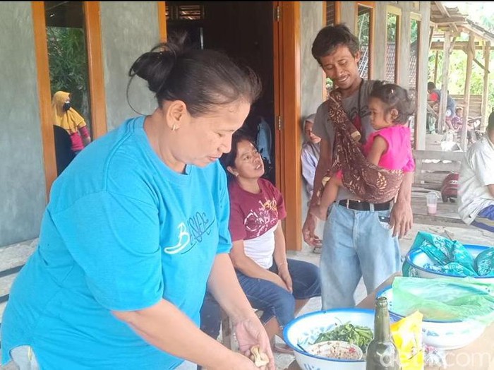 Viralnya Giman (47) yang mengaku memindahkan rumah dalam semalam membawa berkah bagi warga sekitar. Banyaknya pengunjung yang datang ke rumah Giman menambah penghasilan para pedagang.
