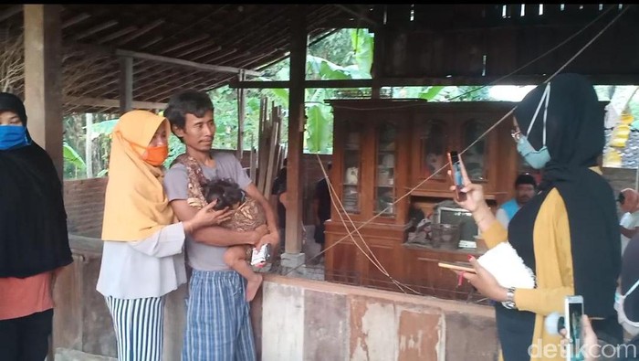 Giman (47) seketika menjadi sorotan dan banyak dikenal orang. Bak artis, ia kerap diajak foto bareng olah para pengunjung yang mendatangi rumahnya.