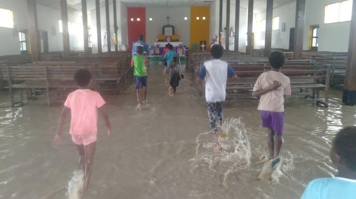 Wakil Bupati Mimika Johannes Rettob didampingi Dandim 1710 Mimika Letkol Pio L Nainggolan kunjungi Kampung Iwaka, Papua yang banjir.