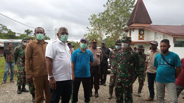 Wakil Bupati Mimika Johannes Rettob didampingi Dandim 1710 Mimika Letkol Pio L Nainggolan kunjungi Kampung Iwaka, Papua yang banjir.