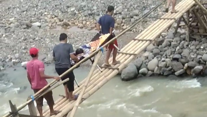 Warga Tandu Ibu Hamil di Lebak