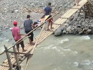Dramatis! Warga Lebak Tandu Ibu Hamil Lewati Jembatan Bambu