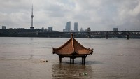 Kota Wuhan yang berada di Provinsi Hubei, China, dilanda banjir akibat meluapnya sungai Yangtze karena hujan lebat selama beberapa pekan terakhir.  