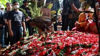 Pelepasan ayam jantan dilakukan setelah prosesi pemakaman selesai. 