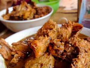 Uniknya Bakso Comberan Berkuah Hitam