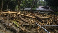 Saat ini material banjir bandang itu masih menumpuk di sekitar permukiman warga.