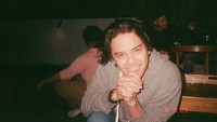 Momen kulineran Baskara Mahendra dilakukan di berbagai tempat. Kalau yang ini saat ia nongkrong di sebuah kafe. Foto: Instagram @baskaramahendra