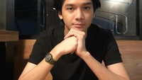 Begitupun dengan momen ini yang memperlihatkan Baskara Mahendra dengan segelas kopi susu di hadapannya. Bisa dibilang, Baskara termasuk pencinta kopi. Foto: Instagram @baskaramahendra