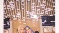 Kalau yang satu ini momen Baskara Mahendra saat kulineran di restoran. Posenya jadi sorotan netizen, karena ia seperti terlihat tertidur. Foto: Instagram @baskaramahendra
