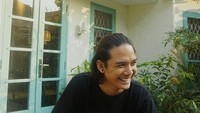 Candid dan tertawa lepas, pose Baskara Mahendra saat nongkrong di kafe ini banyak dikomentari netizen. Posenya membuat netizen salah fokus. Foto: Instagram @baskaramahendra