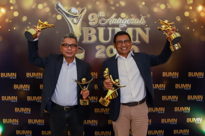 BRI Borong Penghargaan di Tengah Pandemi Bank BRI kembali memborong penghargaan bergengsi dalam malam anugerah BUMN 2020. BRI dinilai layak karena mampu bertahan dan terus tumbuh d itengah pandemi.