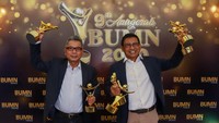 Direktur Utama Bank BRI Sunarso dan Wakil Direktur Utama Bank BRI Catur Budi Harto berfoto bersama usai menerima penghargaan sebagai CEO Visioner Perusahaan Tbk Terbaik dan CEO Talent Development terbaik di ajang tersebut. Foto: dok. BRI