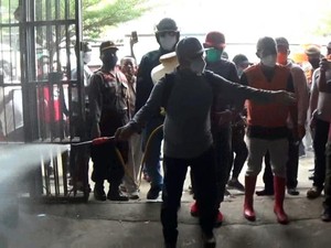 3 Pasar Ditutup karena Corona, Bupati Polman Pimpin Penyemprotan Disinfektan