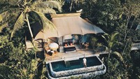 Bentuk kamar di hotel ini terbilang unik karena seperti rumah pohon. Jadi dari ketinggian, para tamu dapat melihat hamparan sawah dan sungai. Cocok banget buat tamu yang ingin menikmati segarnya alam. Foto: Instagram @capellaubud