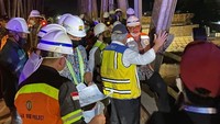 Dalam tinjauan tersebut, Menteri Basuki mengingatkan untuk memaksimalkan penggunaan komponen dalam negeri untuk bahan material jembatan.