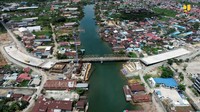 Bentang utama jembatan Sei Alalak dirancang dengan menggunakan cable-stayed dan struktur jembatan lengkung dan pertama di Indonesia. Pekerjaan Jembatan Sei Alalak menggunakan dana dari Surat Berharga Syariah Negara (SBSN) senilai Rp 278 miliar dengan kontraktor PT Wijaya Karya (Persero) Tbk-PT Pandji, KSO dengan skema pekerjaan tahun jamak (multiyears).