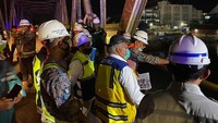 Menteri Basuki meninjau progres pembangunan Jembatan Sei Alalak.