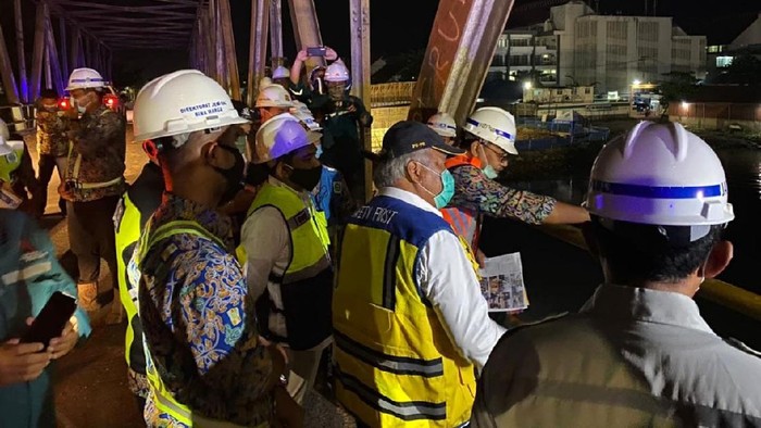 Menteri Pekerjaan Umum dan Perumahan Rakyat (PUPR) Basuki Hadimuljono meninjau progres pembangunan Jembatan Sei Alalak sepanjang 850 meter di Banjarmasin, Kalimantan Selatan.