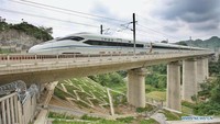 Kereta cepat di China memiliki jalur tinggi dan rendah. Jalur terendahnya ada di lintasan Lanzhou-Xinjiang, dimana melewati cekungan Turpan di Xinjiang dan sebagian berada di bawah 500 meter. Foto: Dok. Xinhua/Liu Xu
