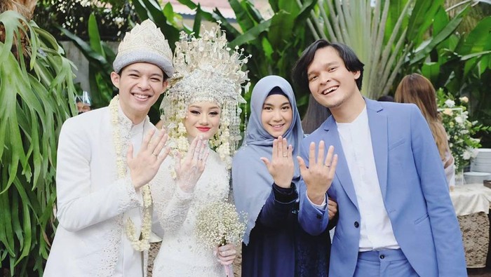 Dinda Hauw Berfoto bareng Anisa ex Cheribelle dan suaminya. Rupanya kedua pasangan ini sama-sama memutuskan untuk taaruf. (Foto: Instagram @anisarahma_12)