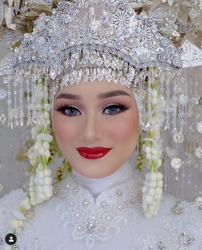 Dinda Hauw Dinikahi Rey Mbayang, Ini Rahasia Makeupnya ...