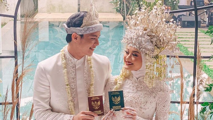 Dinda Hauw Dinda Hauw resmi menikah dengan Rey Mbayang pada Jumat (10/7/2020).Kisah cinta keduanya viral, karena dianggap sweet lewat proses taaruf. (Foto: Instagram @ananditodwis)