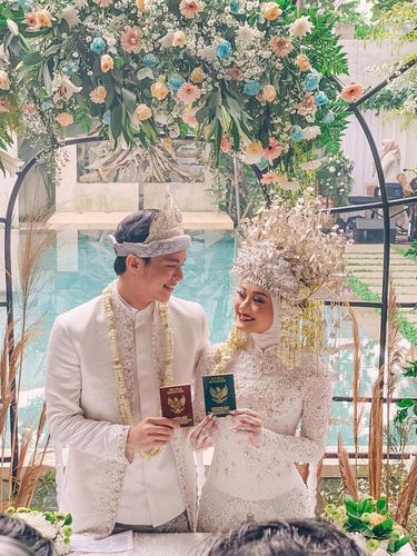 Dinda Hauw resmi menikah dengan Rey Mbayang pada Jumat (10/7/2020).Kisah cinta keduanya viral, karena dianggap sweet lewat proses ta'aruf. (Foto: Instagram @ananditodwis)