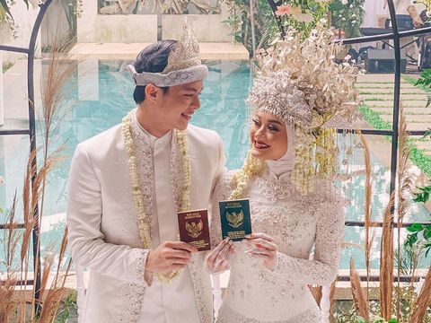 Dinda Hauw resmi menikah dengan Rey Mbayang pada Jumat (10/7/2020).Kisah cinta keduanya viral, karena dianggap sweet lewat proses ta'aruf. (Foto: Instagram @ananditodwis)