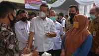 Bantuan sosial (bansos) tentu menjadi yang paling efektif meningkatkan daya beli masyarakat. Bansos tunai, dananya kan langsung diterima Keluarga Penerima Manfaat (KPM). Kemudian mereka langsung membelanjakan di warung terdekat.  Ini yang memutar ekonomi lokal dan pada gilirannya juga akan berdampak ke perekonomian nasional. Foto: dok. Kemensos