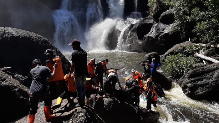 Evakuasi warga yang jatuh dari Air Terjun Marondo