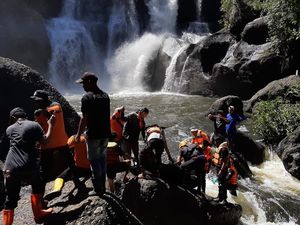 Warga Sulteng yang Jatuh dari Air Terjun Setinggi 30 Meter Ditemukan Meninggal