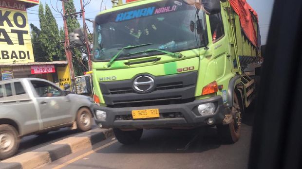 Flyover Ciputat Macet Akibat Truk Pasir Mogok