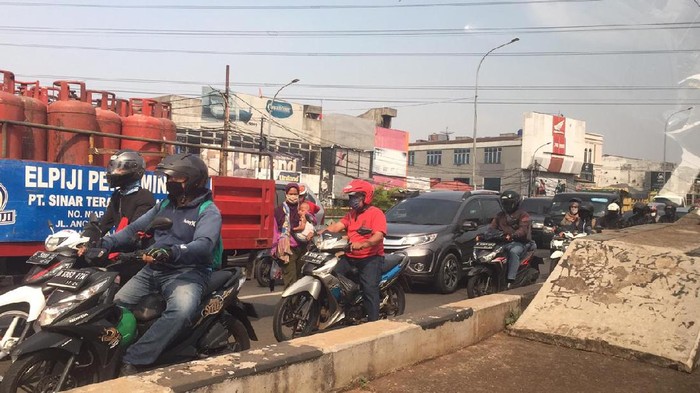 Flyover Ciputat Macet Akibat Truk Pasir Mogok