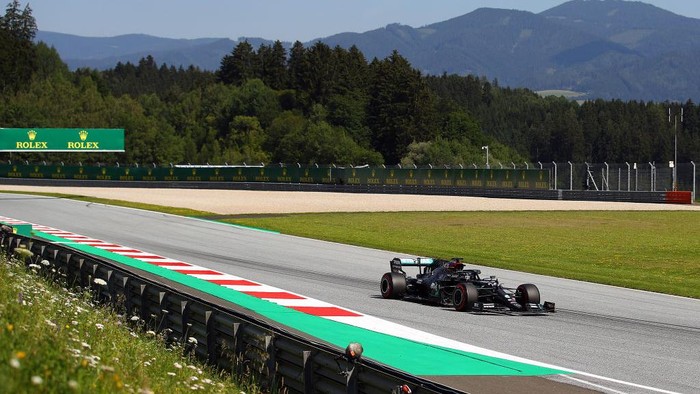 SPIELBERG, AUSTRIA - JULY 10: Lewis Hamilton of Great Britain driving the (44) Mercedes AMG Petronas F1 Team Mercedes W11 on track during practice for the F1 Grand Prix of Styria at Red Bull Ring on July 10, 2020 in Spielberg, Austria. (Photo by Bryn Lennon/Getty Images)