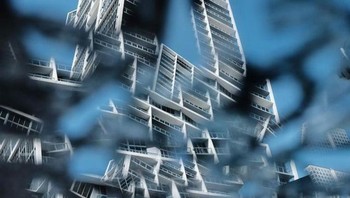 Refleksi sebuah bangunan dalam kaca yang hancur. (Foto: Brightside)