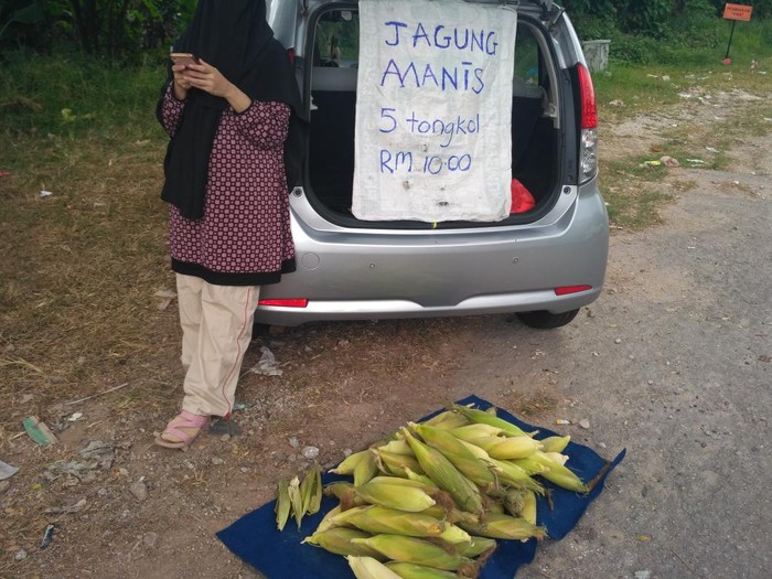 Ibu hamil 7 bulan jualan jagung untuk keluarga Ibu hamil 7 bulan jualan jagung untuk keluarga