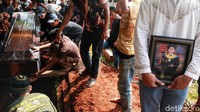 Jenazah Yodi Prabowo tiba sekitar pukul 10.05 WIB.