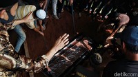 Suasana haru begitu terasa ketika jenazah dimasukkan ke liang lahat.
