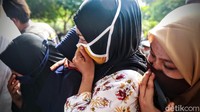 Beberapa kerabat tampak menangis.