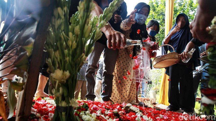 Jenazah editor MetroTV Yodi Prabowo dimakamkan di TPU Sandratex, Ciputat Timur, Tangerang Selatan, Sabut(11/7/2020). Suasana haru mengiringi pemakaman editor MetroTV tersebut.