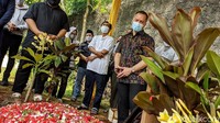 Pemakaman ini juga dihadiri oleh Direktur Pemberitaan MetroTV Arief Suditomo.