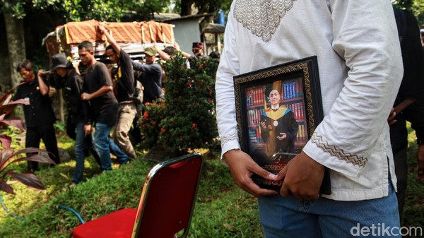 Suasana Haru Iringi Pemakaman Editor MetroTV Yodi Prabowo