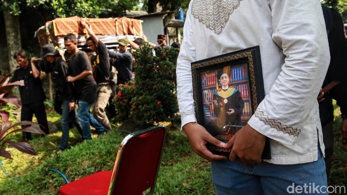 Jenazah Editor MetroTV Yodi Prabowo Dimakamkan Jenazah editor MetroTV Yodi Prabowo dimakamkan di TPU Sandratex, Ciputat Timur, Tangerang Selatan, Sabut(11/7/2020). Suasana haru mengiringi pemakaman editor MetroTV tersebut.