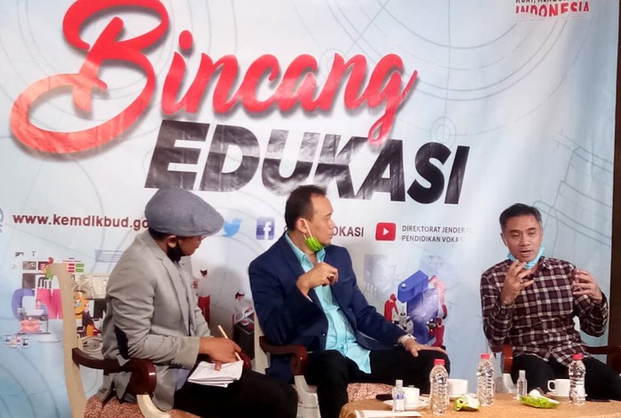 Kala Cak Lontong Bicara Pendidikan Cak Lontong bersama Akbar hadir menjadi salah satu pembicara dalam bincang santai bersama Kemendikbud bertajuk Link and Match: Tidak Sekedar Ucapan dan Wacana ! Ini Puluhan Program-program Pendidikan Vokasi Pada 2020.