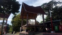Kedua desa tersebut selama ini dikenal sebagai desa wisata yang kerap disambangi wisatawan. Selain sebagai pusat tenun, di kawasan Huta Raja juga masih terdapat Rumah Adat Batak Samosir atau Rumah Gorga.
