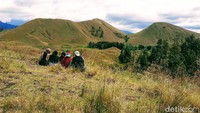 Dengan dibukanya Kawah Wurung diharapkan ekonomi sektor pariwisata dan para penunjangnya akan tetap bergeliat. Tapi kesehatan harus tetap terjaga. (Chuk Shatu Widarsha/detikcom)