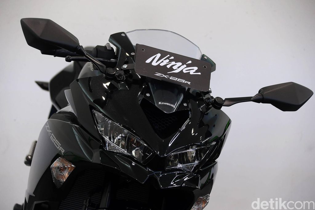 Setelah tertunda karena wabah virus Corona, Kawasaki Ninja ZX-25R akhirnya meluncur di Indonesia. Kawasaki Ninja ZX-25R dibanderol mulai Rp 96 juta.